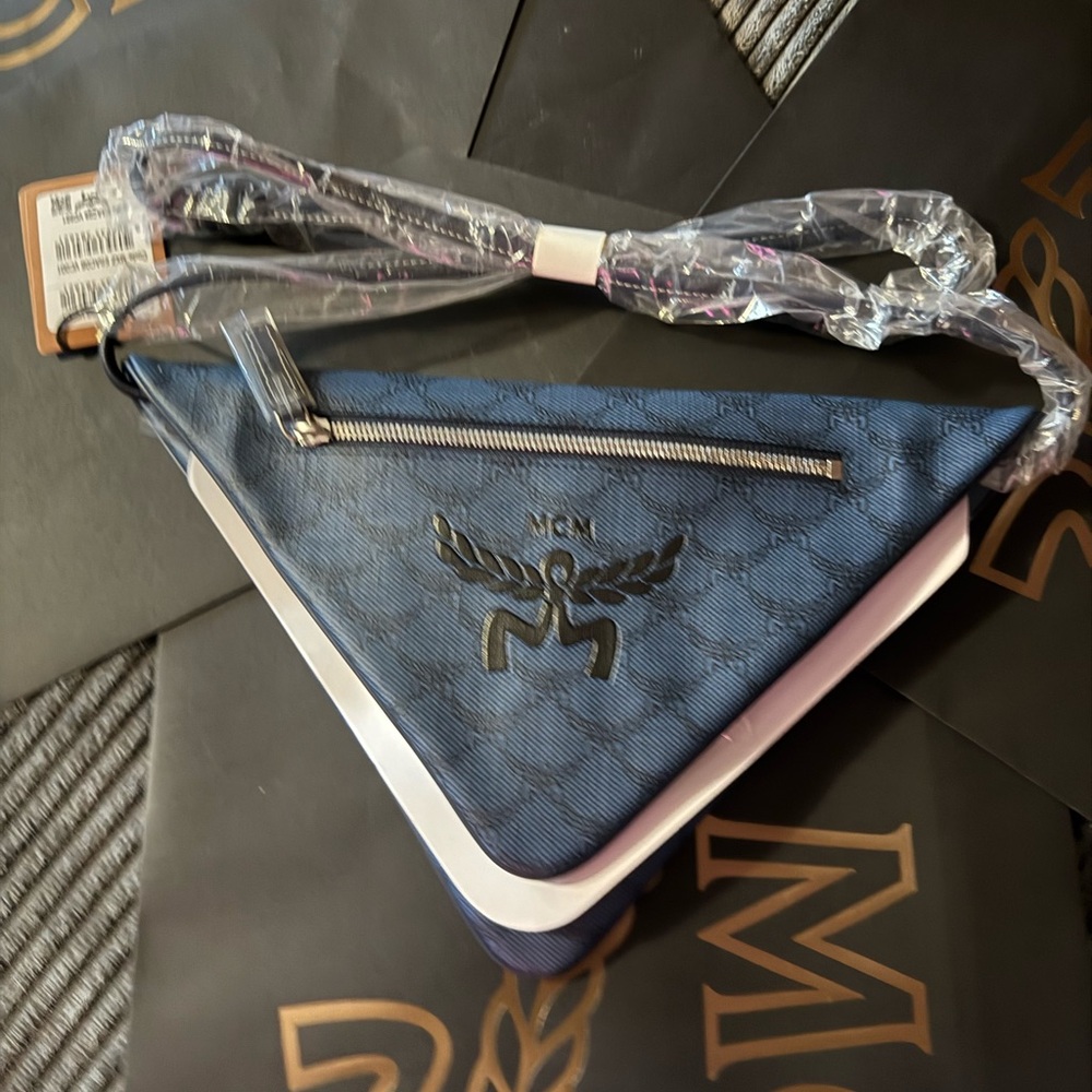 MCM Navy Triangle Himmel Triangle Pouch in Lauretos - Picture 4 of 9